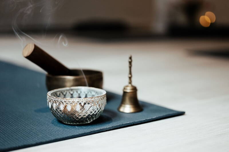 yogamatte_und_klangschale.jpg schlicht und ruhig
