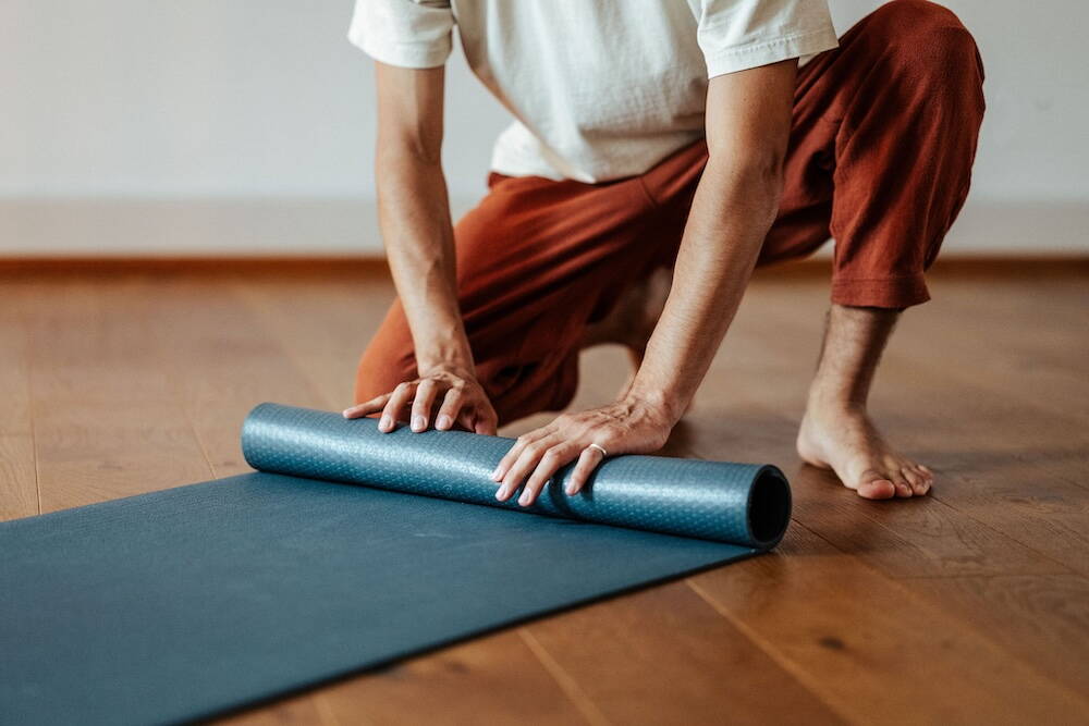 Yogamatte ausrollen Yogamatte ausrollen